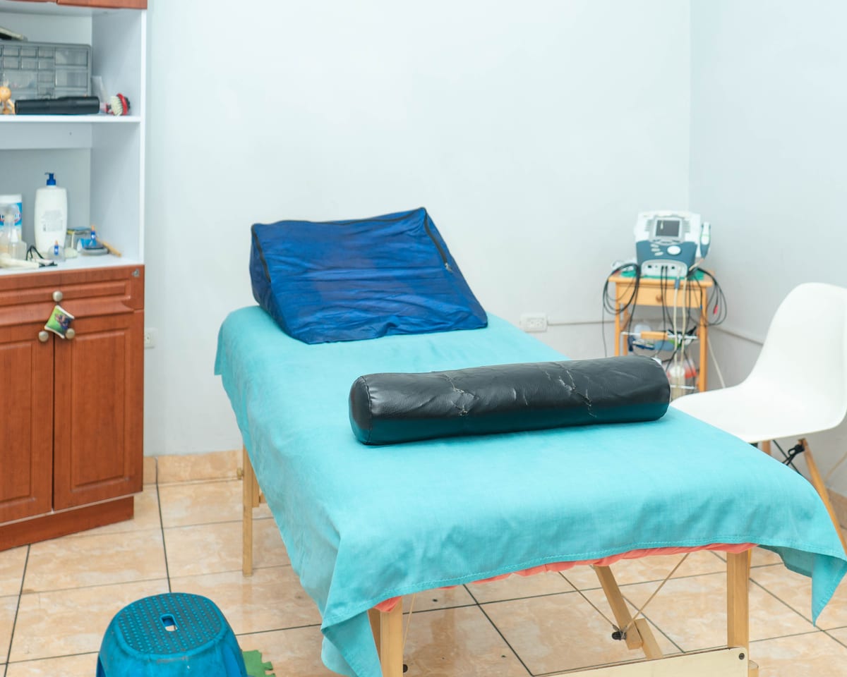 Cubículo de terapia de Fisiolución con camilla y equipo de electroterapia
